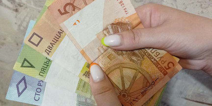 Можно ли работать в декретном отпуске и как это повлияет на размер выплат, напомнили в Минтруда