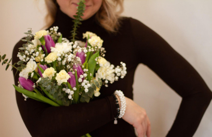 «Ирония судьбы». Белоруска почти месяц получала цветы от незнакомца – от финала вы будете в шоке