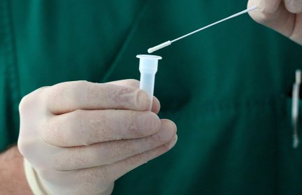 Экспертиза ДНК: Мужчина усомнился в отцовстве четверых детей – они оказались не его