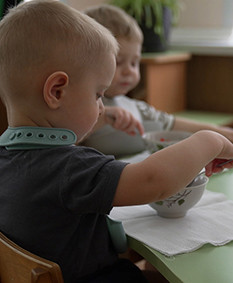 Группы для малышей до двух лет: отдых для мам в декрете или возможность для работающих родителей? Репортаж ОНТ