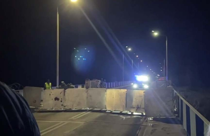 За 15 минут до заявленного открытия границы польские военные начали убирать щиты – видеофакт