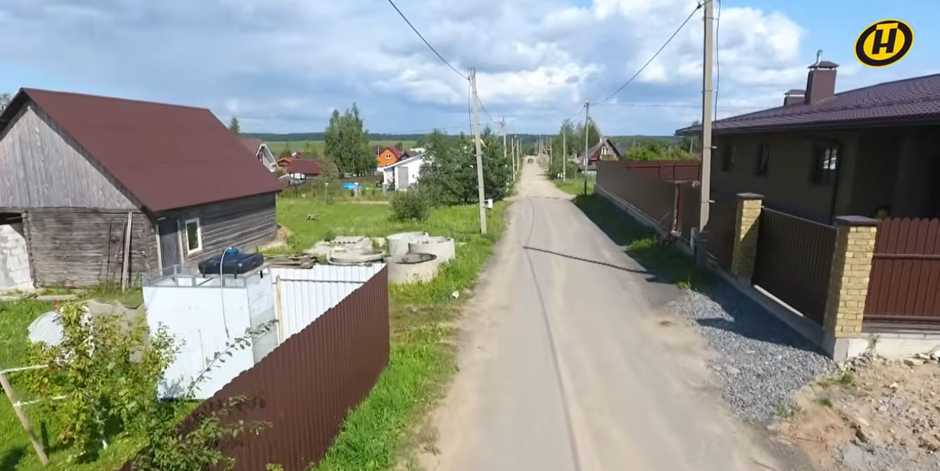 если на участке стоит дом, можно продажи доли в нем либо части дома, и с учетом единства судьбы строения земельного участка вместе с частью дома продается прилегающий участок