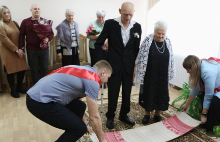 В Октябрьском сыграли свадьбу долгожители – общий возраст новобрачных 174 года
