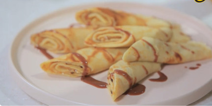 Рецепт – пальчики оближешь! Блинчики со сгущенкой и арахисом: как быстро приготовить простой и вкусный завтрак