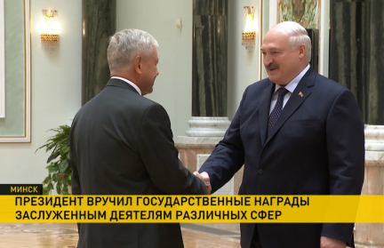 Президент вручил государственные награды заслуженным людям страны. Кто они?