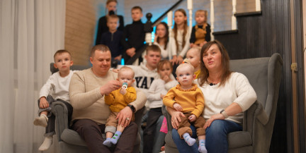 Молодежь откладывает рождение детей, а в Солигорске семья воспитывает 15. О ценности материнства – в репортаже ОНТ