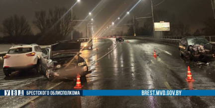 Женщина потеряла контроль над автомобилем и спровоцировала ДТП в Бресте