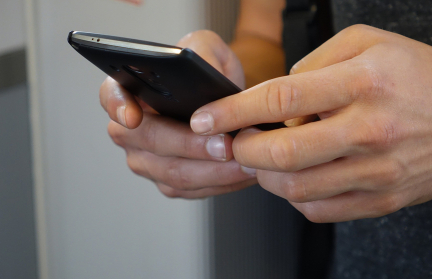 В США учительница отправила школьнику голые фото и попросила написать ей, когда вырастет