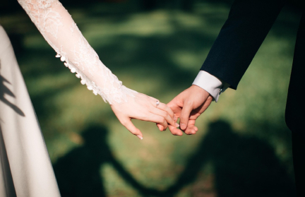 Невеста сломала руку, пытаясь повторить модный трюк из TikTok перед свадьбой