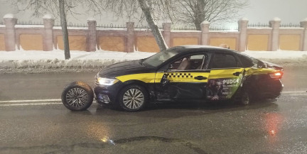 Автомобиль такси столкнулся с мусоровозом в Минске