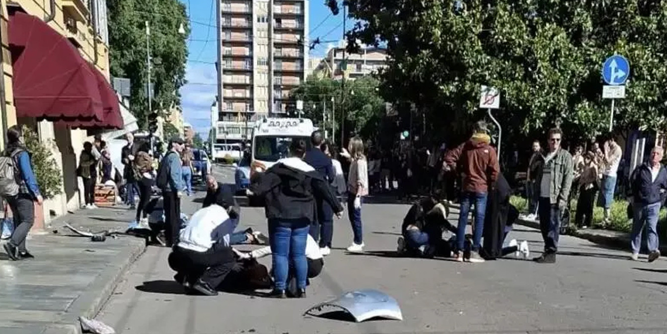 место аварии в Италии, где автомобиль въехал в пешеходов