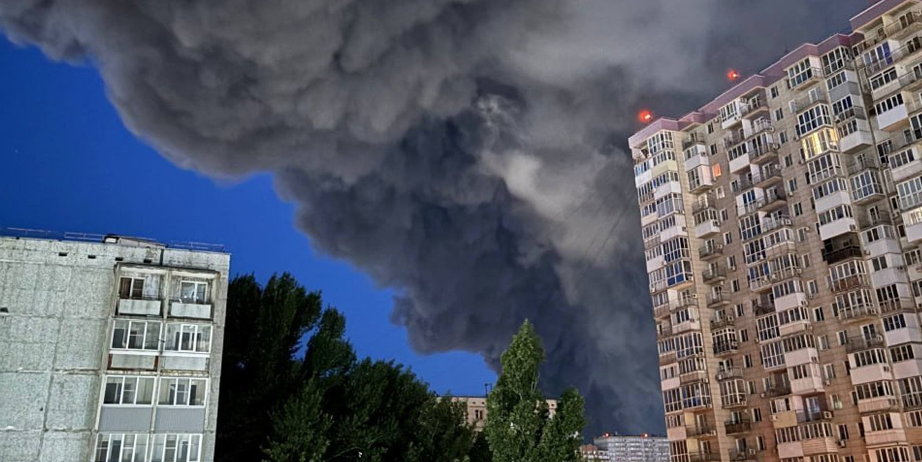 дым после пожара на промышленном предприятии в Волгоградской области