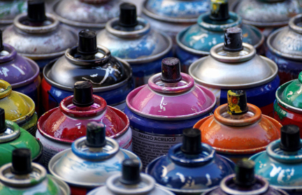 На стену Цоя в Москве нанесли граффити, посвященное рэперу Паше Технику