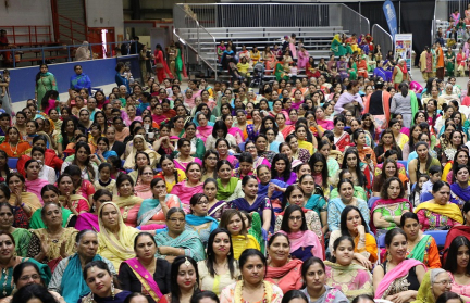 Массовой дракой закончилась свадьба 383 пар в Индии