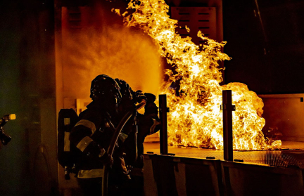 Крупный пожар вспыхнул на объекте Botaş в Стамбуле