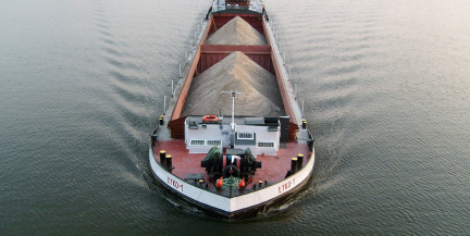 В Румынии затонула баржа с удобрениями: под угрозой чистота Дуная