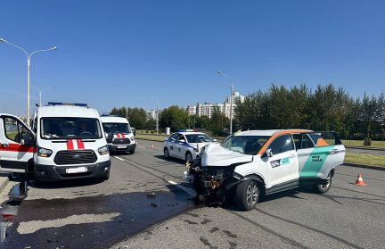 В Минске водитель во время движения потерял сознание и врезался в фонарь – погибла пассажирка