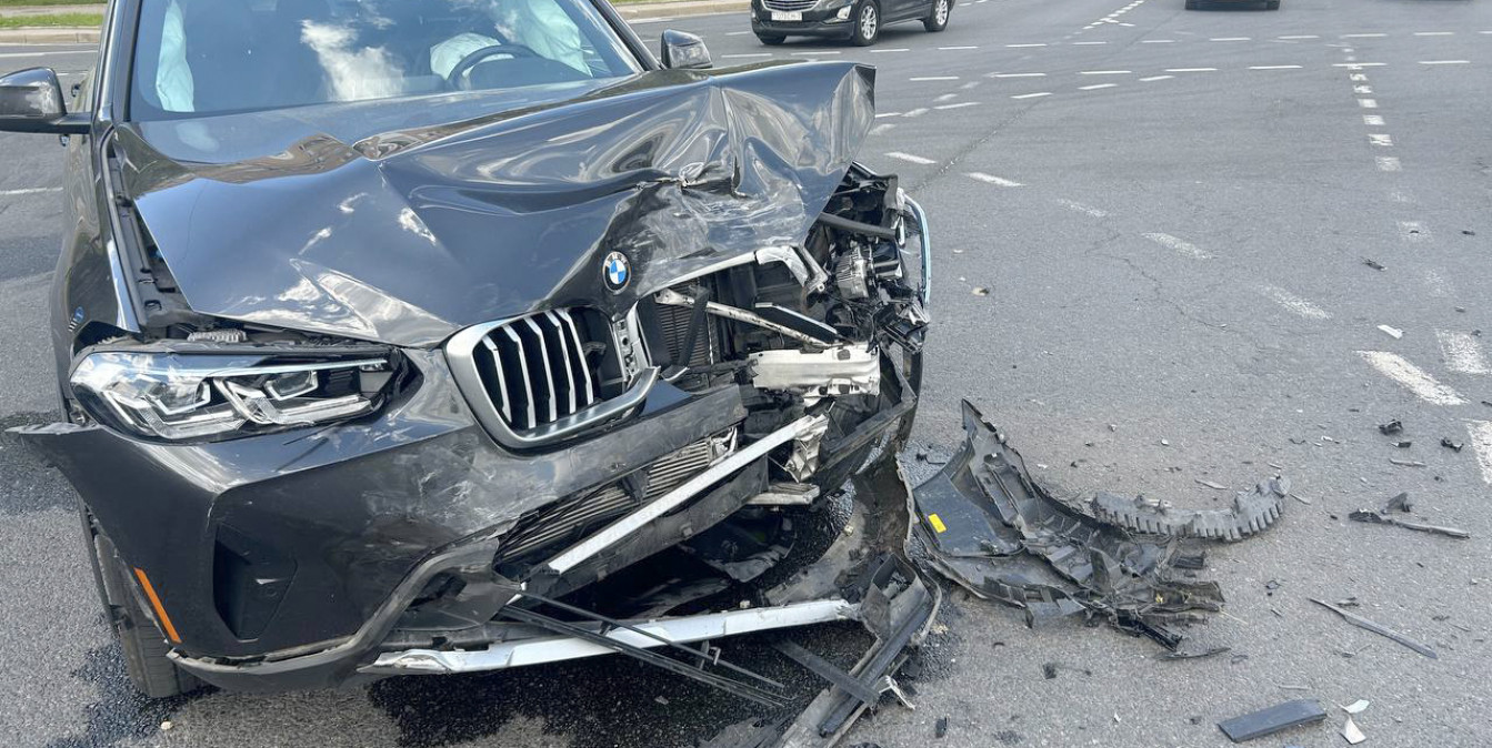 В Минске пожилой водитель BMW проехал на красный и врезался в Voyah