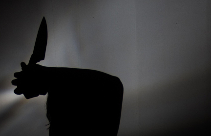 Раненная ножом в горло голая женщина прибежала в магазин за помощью