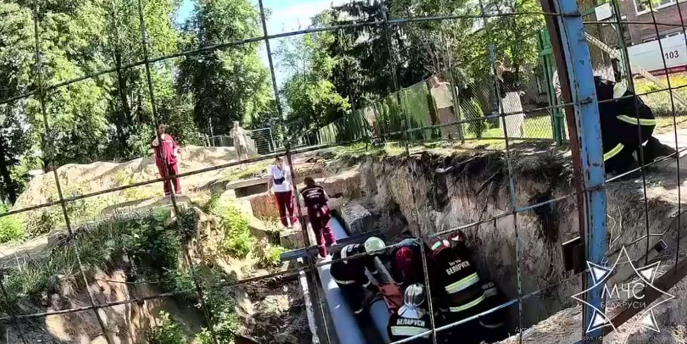 спасатели помогают мальчику, упавшему в котлован в Бресте
