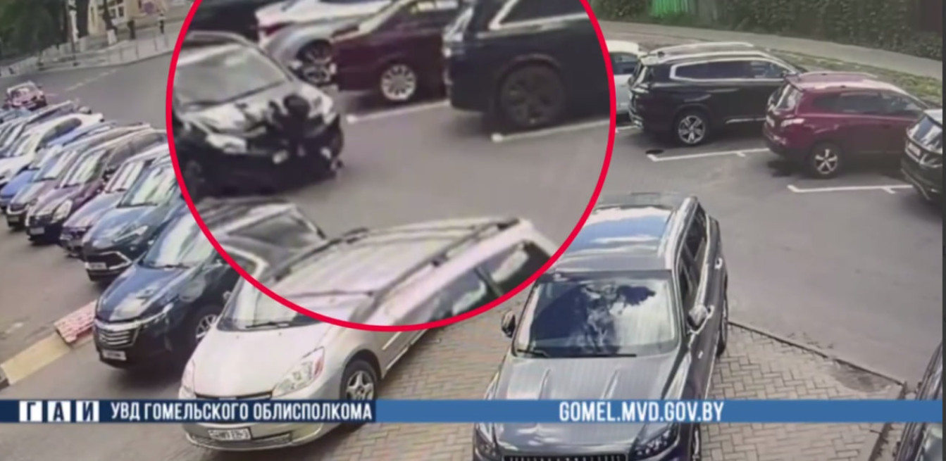 В Гомеле 9-летний мальчик выскочил на дорогу из-за припаркованной машины