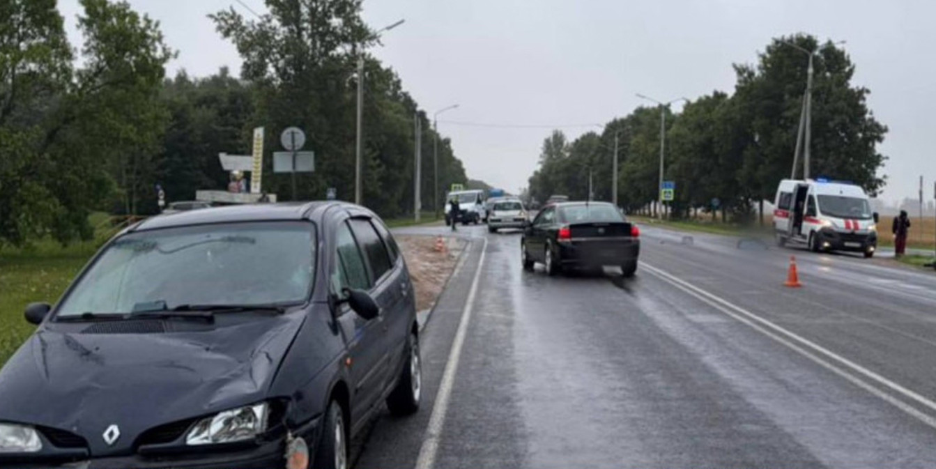 рено после смертельной аварии в Солигорском районе, где погибла велосипедистка
