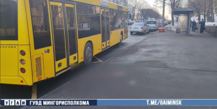 Пенсионерку в Минске зажало дверями автобуса, и она оказалась под колесами