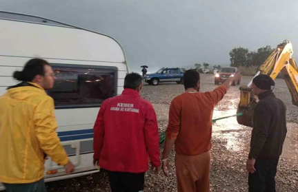 Ливень в Кемере смыл автофургоны с российскими туристами в море