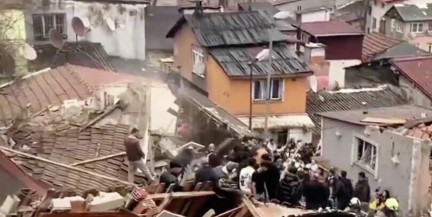 В Стамбуле после обрушения двух жилых домов спасены восемь человек
