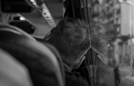 Мужчина угнал автобус и покатал на нем пассажиров