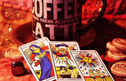 Женщина обвинила мужа в измене после визита к гадалке