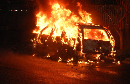 Тысяча демонстрантов ворвались в аэропорт Бхайрахавы – сожжены служебные авто