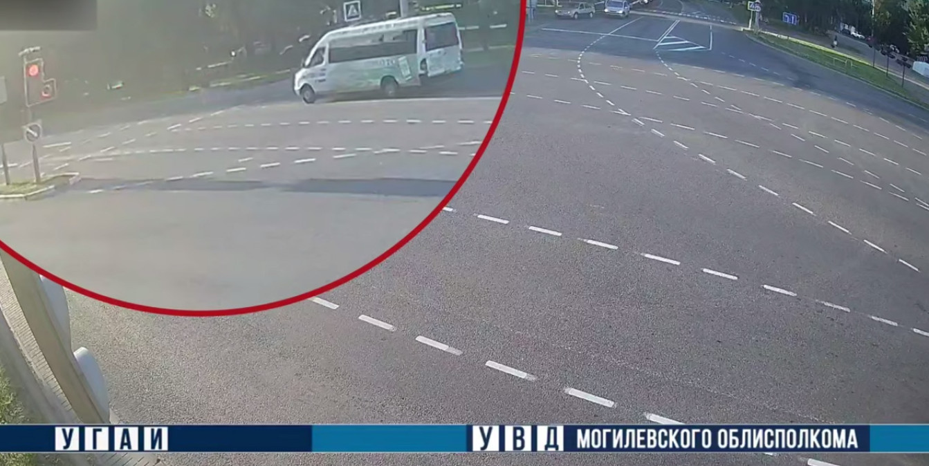 Маршрутка сбила на пешеходном переходе женщину