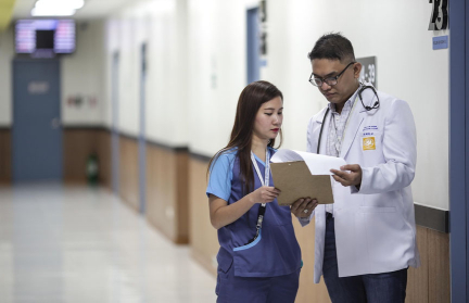 В Австрии врач взял в рот грудь пациентки, объяснив это медицинским экспериментом