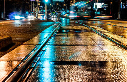 В Екатеринбурге трамвай сошел с рельсов после дорожных работ: пути закатали в асфальт