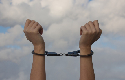 В США арестовали участницу протестов, угрожавшую убить Трампа