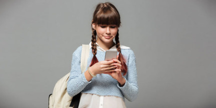 В Латвии запретят использовать мобильные телефоны в школах