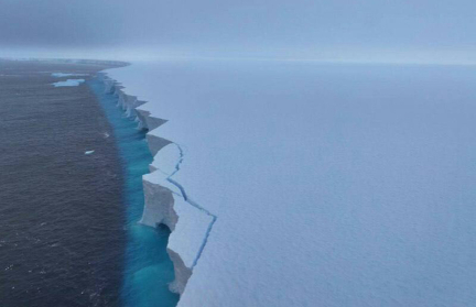 Крупнейший в мире айсберг А23а за лето потерял треть площади и раскололся на части