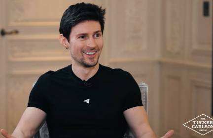 «Постоянно мигающий свет, отсутствие подушки и матрас толщиной с коврик для йоги»: Павел Дуров рассказал в интервью Такеру Карлсону о своем задержании во Франции