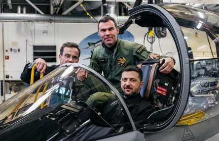 Зеленскому в Швеции вместо продажи истребителей дали с ними попозировать