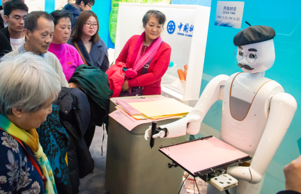 В Китае гуманоидный робот стал аспирантом