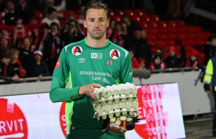 Неимоверная радость от такого радушного приза: Вратарь норвежского футбольного клуба «Брюне» стал игроком матча — его наградили яйцами