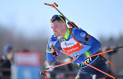 Дмитрий Лазовский победил в гонке с массового старта на этапе Кубка Содружества в Ханты‑Мансийске