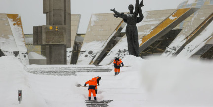 Более 5 тыс. сотрудников ЖКХ заняты на уборке снега в Беларуси