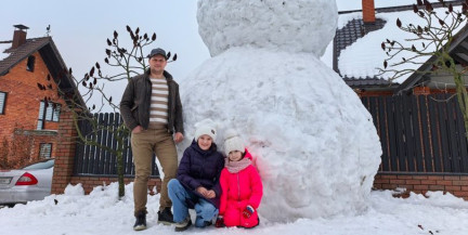 Житель Столинского района слепил гигантского снеговика высотой почти 4 метра