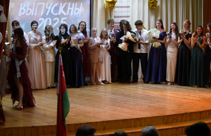 Светлое будущее начинается сегодня: как прошли выпускные вечера в школах и как выпускники выбирают свой путь