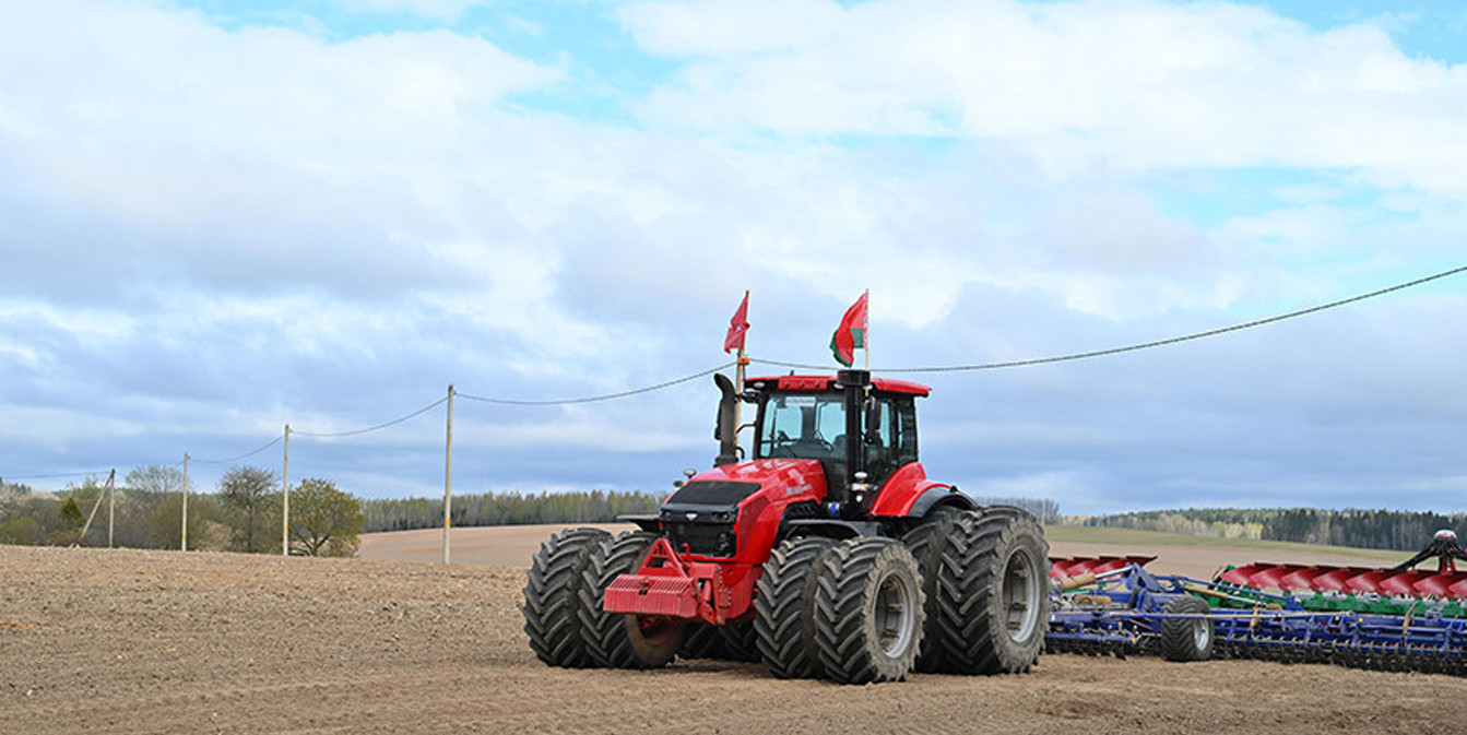 Лукашенко представили самый мощный белорусский трактор BELARUS-5425