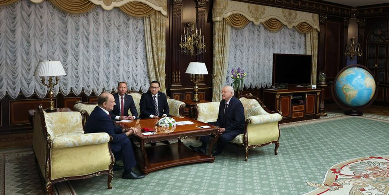 Александр Лукашенко проводит встречу с Геннадием Зюгановым и российской делегацией в кабинете Дворца Независимости. Участники беседуют, сидя в креслах вокруг журнального стола.