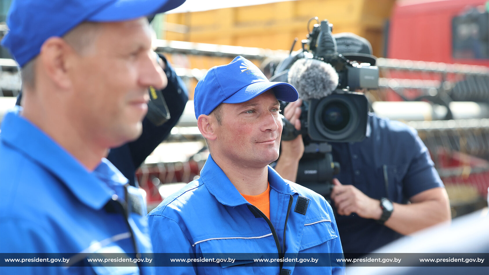 Лукашенко приехал на поле в Минском районе и поблагодарил передовиков жатвы за высокие результаты