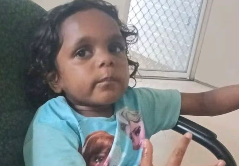 Пятилетнюю девочку похитили из спальни, полиция разыскивает мужчину, освобожденного несколькими днями ранее.